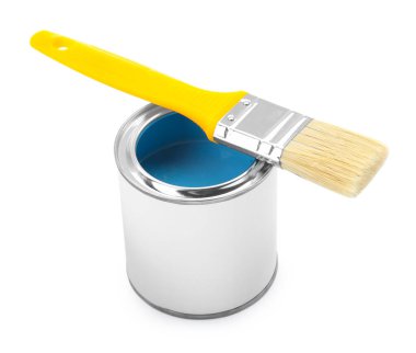 Açık mavi boya konservesi ve beyaz üzerine izole fırça