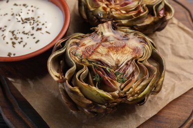 Lezzetli ızgara enginar ve sos masada, yakın plan.