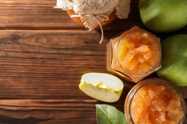 Lezzetli elma reçeli ve tahta üzerinde taze meyveler. Metin için boşluk