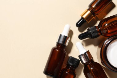 Bej arka planda kozmetik serumu. Metin için boşluk