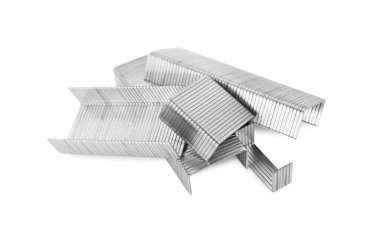 Zımba tabancası beyaz arka planda doluyor. Ofis malzemeleri