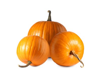 Birçok taze turuncu balkabağı beyaza izole edilmiş.