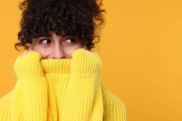 Junge Frau Stylischem Warmen Pullover Auf Gelbem Hintergrund Platz Für — Stockfoto