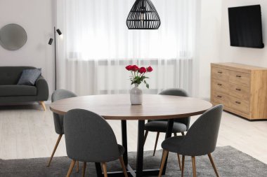 Rahat mobilyalarla dolu şık bir yemek odası.