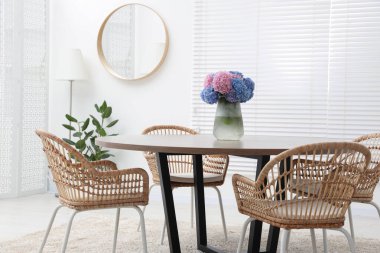 Masa, sandalyeler ve vazo ortanca çiçekleri yemek odasında. Şık iç mekan