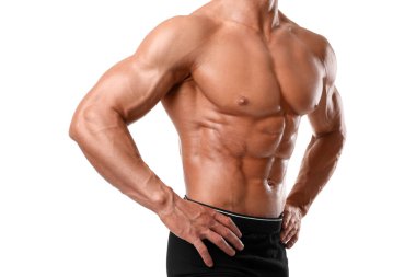 Beyaz arka planda kaslı vücudu olan genç vücut geliştirici, yakın plan.