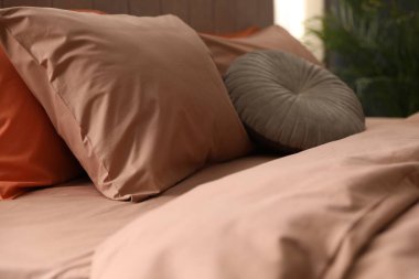 Odasında şık pamuklu çarşaflar olan bir yatak