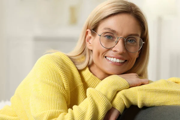 Mujer Feliz Gafas Con Estilo Sofá Interior — Foto de Stock