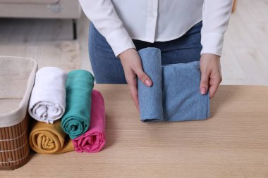 İçerideki masada kadın gömleği, yakın plan. Giysileri düzenleme