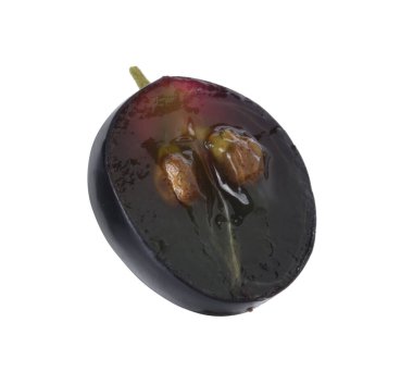 Koyu mavi üzümün yarısı beyaz üzerine izole edilmiş.