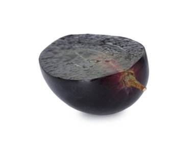 Koyu mavi üzümün yarısı beyaz üzerine izole edilmiş.