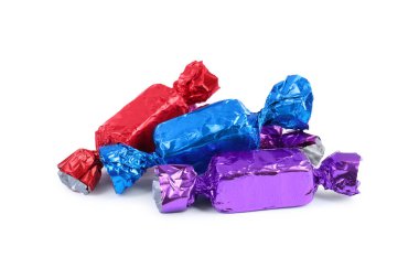 Beyaz üzerine izole edilmiş renkli ambalajlar içinde lezzetli şekerler.