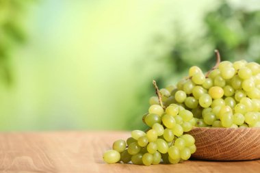 Ahşap masada lezzetli taze üzümler. Metin için boşluk