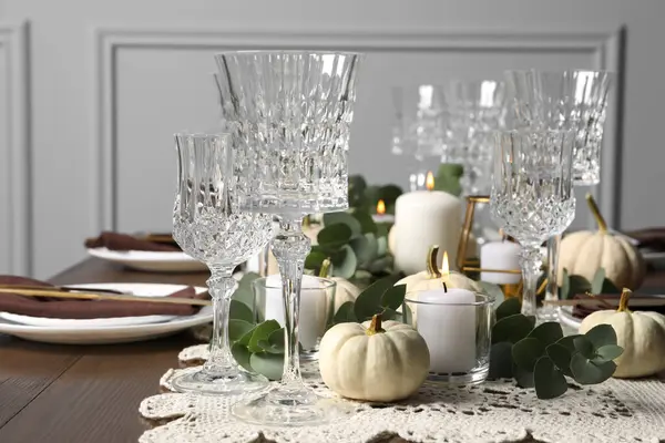 Beautiful Autumn Table Setting Plates Cutlery Glasses Floral Decor — Stock Photo, Image