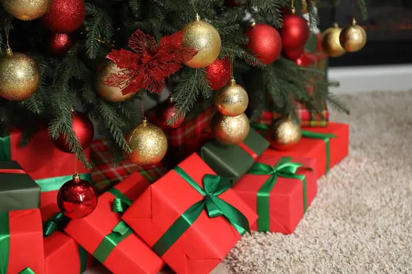 Πολλά Κουτιά Δώρων Κάτω Από Διακοσμημένο Χριστουγεννιάτικο Δέντρο Στο Δωμάτιο — Φωτογραφία Αρχείου