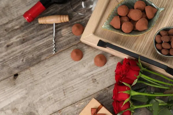 巧克力松露 软木塞和玫瑰在木制桌子上 案文的篇幅 — 图库照片