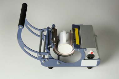 Yazıcı logosu. Beyaz masada bardaklı ısıtıcı.