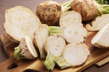 Kereviz köklerinin tamamını ahşap masaya, yakın plan.