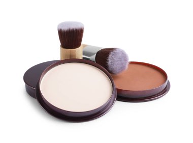 Yüz pudraları ve fırçalar beyaz üzerine izole edilmiş