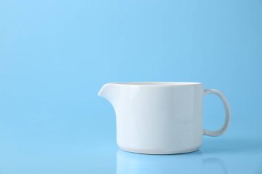 Açık mavi arkaplanda bir sürahi, metin için boşluk