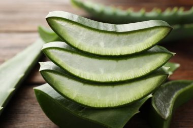 Taze aloe vera parçaları masada, yakın plan.