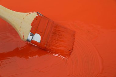 Fırça ile turuncu boya uygulanıyor, yakın görüş