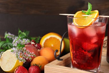 Lezzetli taze sangria, taze meyve ve böğürtlen, yakın plan. Metin için boşluk