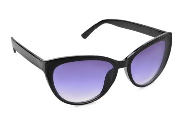 Beyaza izole edilmiş şık güneş gözlükleri. Modern aksesuar