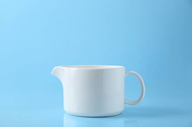 Açık mavi arkaplanda bir sürahi, metin için boşluk