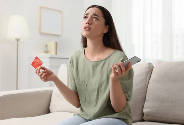 Zdezorientowana Kobieta Kartą Kredytową Smartfonem Domu Uważaj Oszustwo — Zdjęcie stockowe