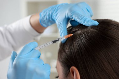 Trikoloğum klinikteki hastaya iğne yapıyor.