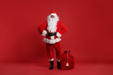 Noel Baba ve Noel hediyeleri kırmızı arka planda