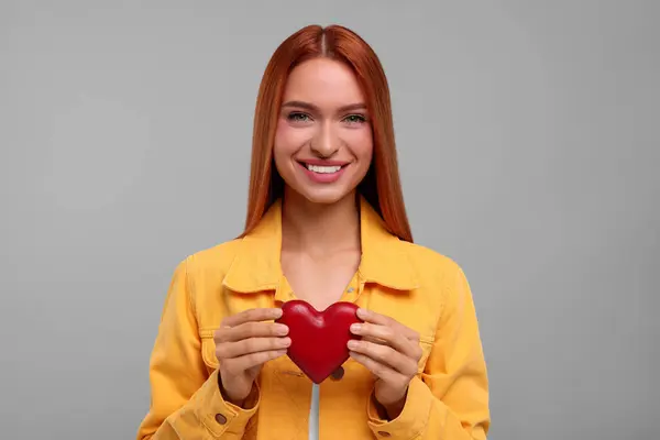 Hermosa Mujer Feliz Con Corazón Rojo Sobre Fondo Gris — Foto de Stock