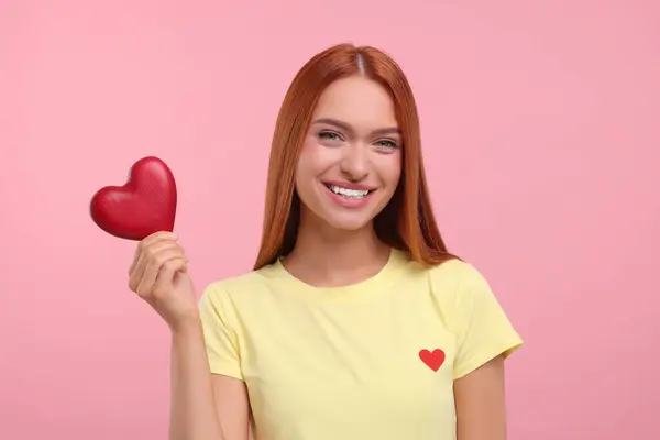 Hermosa Mujer Feliz Con Corazón Rojo Sobre Fondo Rosa — Foto de Stock