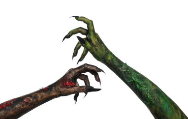 Beyaz arka planda korkunç canavarlar, ellere yakın çekim. Cadılar Bayramı karakterleri