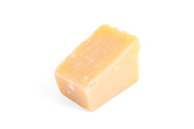 Bir parça lezzetli parmesan peyniri beyaza izole edilmiş.