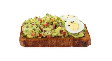 Lezzetli guacamole ile bir dilim ekmek ve beyaz üzerine izole edilmiş yumurtalar.