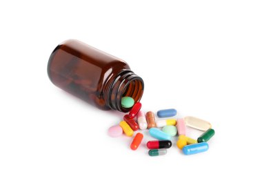 Beyaza izole edilmiş pek çok farklı ilaç içeren plastik tıbbi şişe.