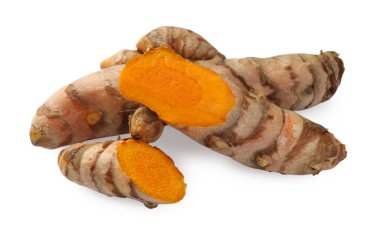 Taze bir bütün ve beyaz üzerinde izole edilmiş zerdeçal kökleri.