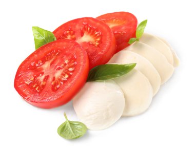 Domatesli lezzetli Caprese salatası, mozzarella peyniri ve beyaz üzerine izole edilmiş fesleğen yaprakları.