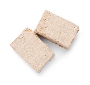 Lezzetli halva parçaları beyaza izole edilmiş, üst manzara