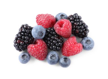 Pek çok olgun böğürtlen beyaza izole edilmiş, üst manzara