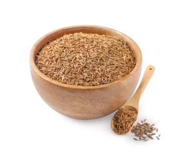 Beyaz üzerine izole edilmiş kase dolusu aromatik oyma (Pers kimyonu) tohumları