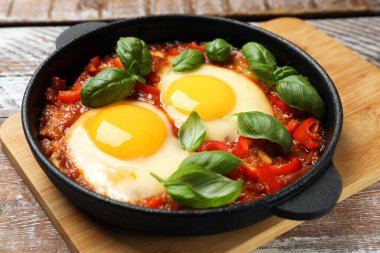 Lezzetli Shakshuka ahşap masada, yakın çekim manzaralı.