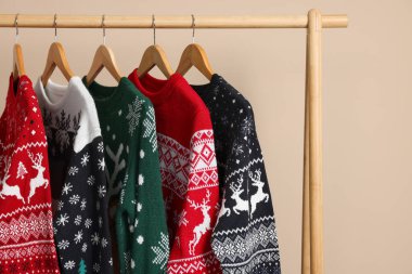 Bej arka planda farklı Noel kazaklarıyla rafa kaldır