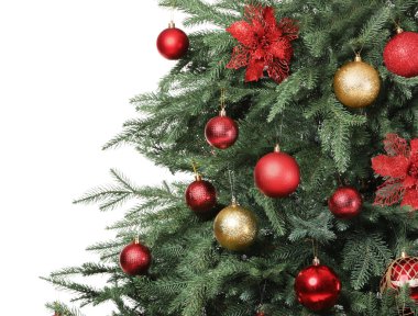 Beyaz süslemelerle süslenmiş güzel Noel ağacı