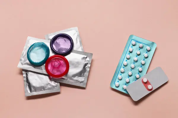 Pillole Anticoncezionali Preservativi Sfondo Rosa Posa Piatta Scegliere Metodo Contraccezione — Foto Stock