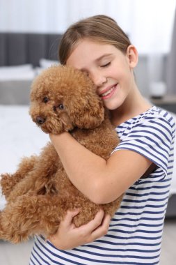 Evinde şirin bir köpek yavrusu olan küçük bir çocuk. Sevimli hayvan