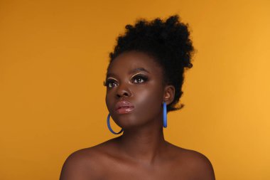 Portakal renkli makyajlı güzel bir kadın portresi.