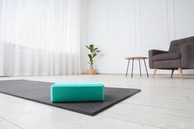 Egzersiz paspası ve yoga bloğu içeride, düşük açılı görüş.